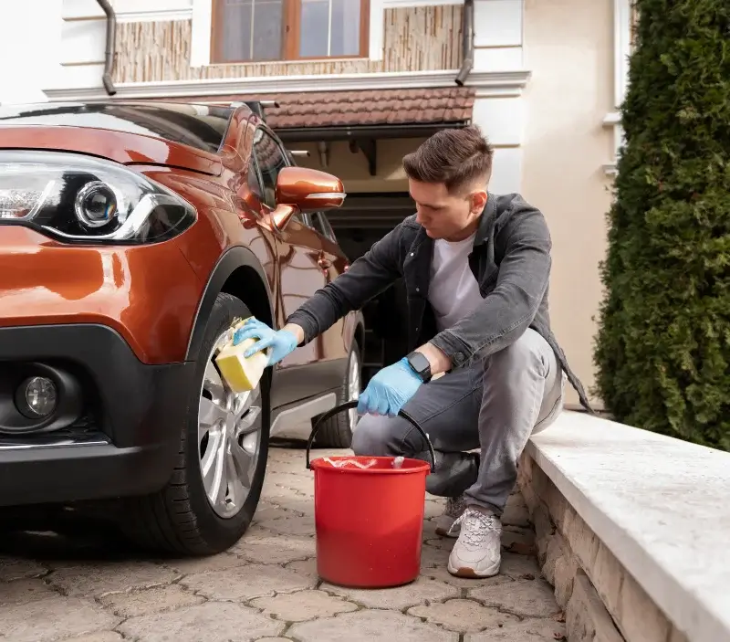 Lavage auto à domicile Sioniac : professionnel intervenant sur un véhicule